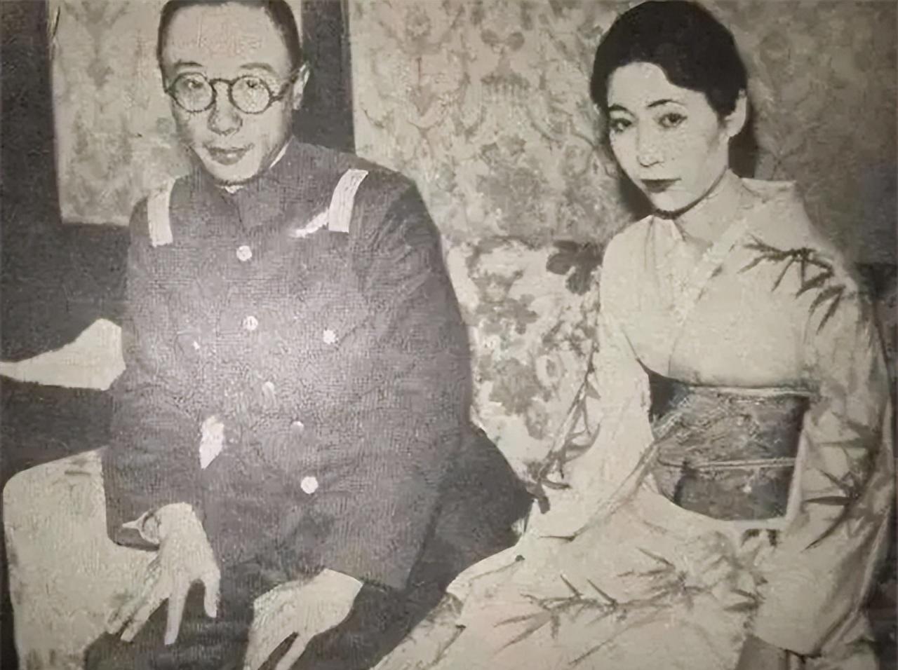 张学良90岁那年，回首往事时，他咬牙切齿地说：“此生最喜欢的女人就是唐怡莹，但这