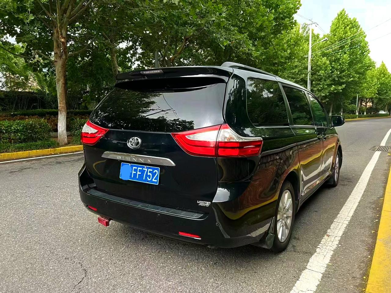 这是一台很少见的加拿大版的丰田塞纳。中配带四驱。单侧电滑门。手动后尾门。却有双天