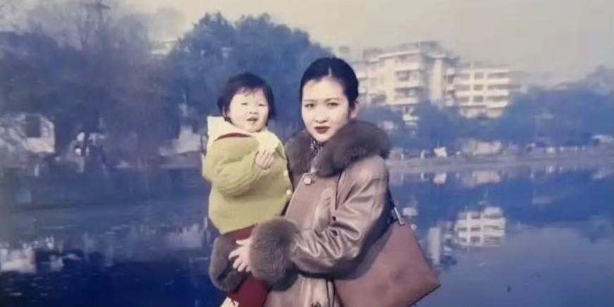 吴艳妮妈妈年轻时很漂亮呀，吴艳妮还是遗传了妈妈的颜值多一点！