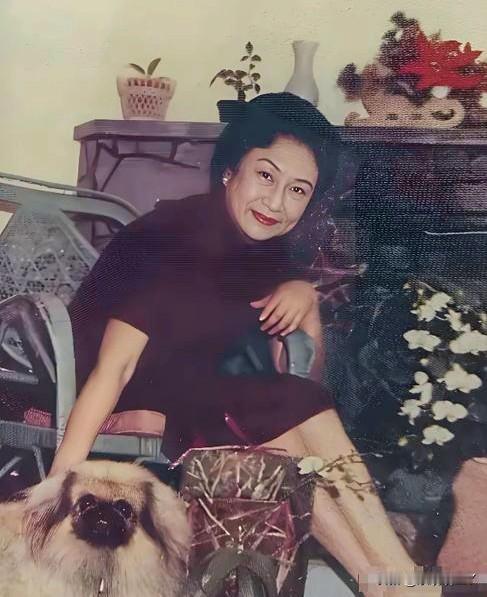 民国第一美女胡蝶，一九六八年在室内与宠物的珍贵合影。时年六十岁，笑容温和，气质优