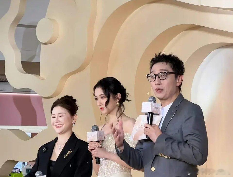 好像一个芭比娃娃这么高这么苗条好美​​​