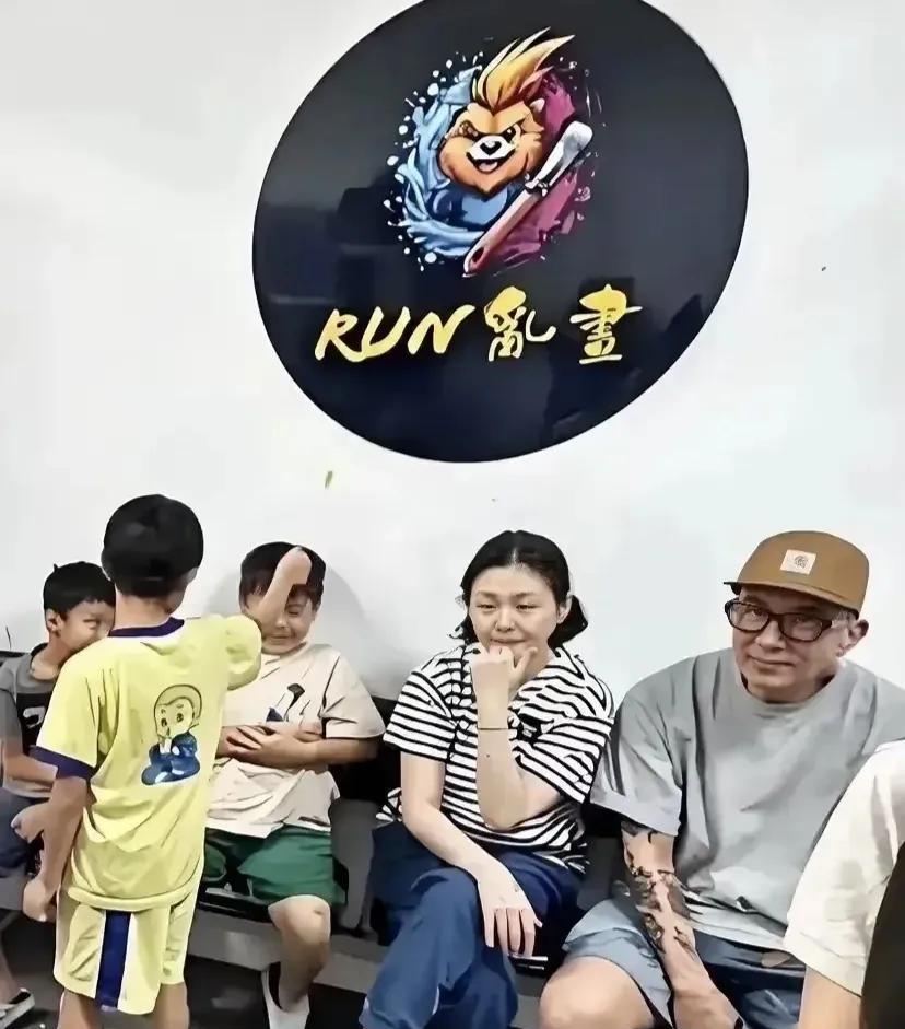 大S生前给女儿汪希玥庆祝生日真的太贴心了，大人们喝酒，小孩子只给喝饮料。因为大S