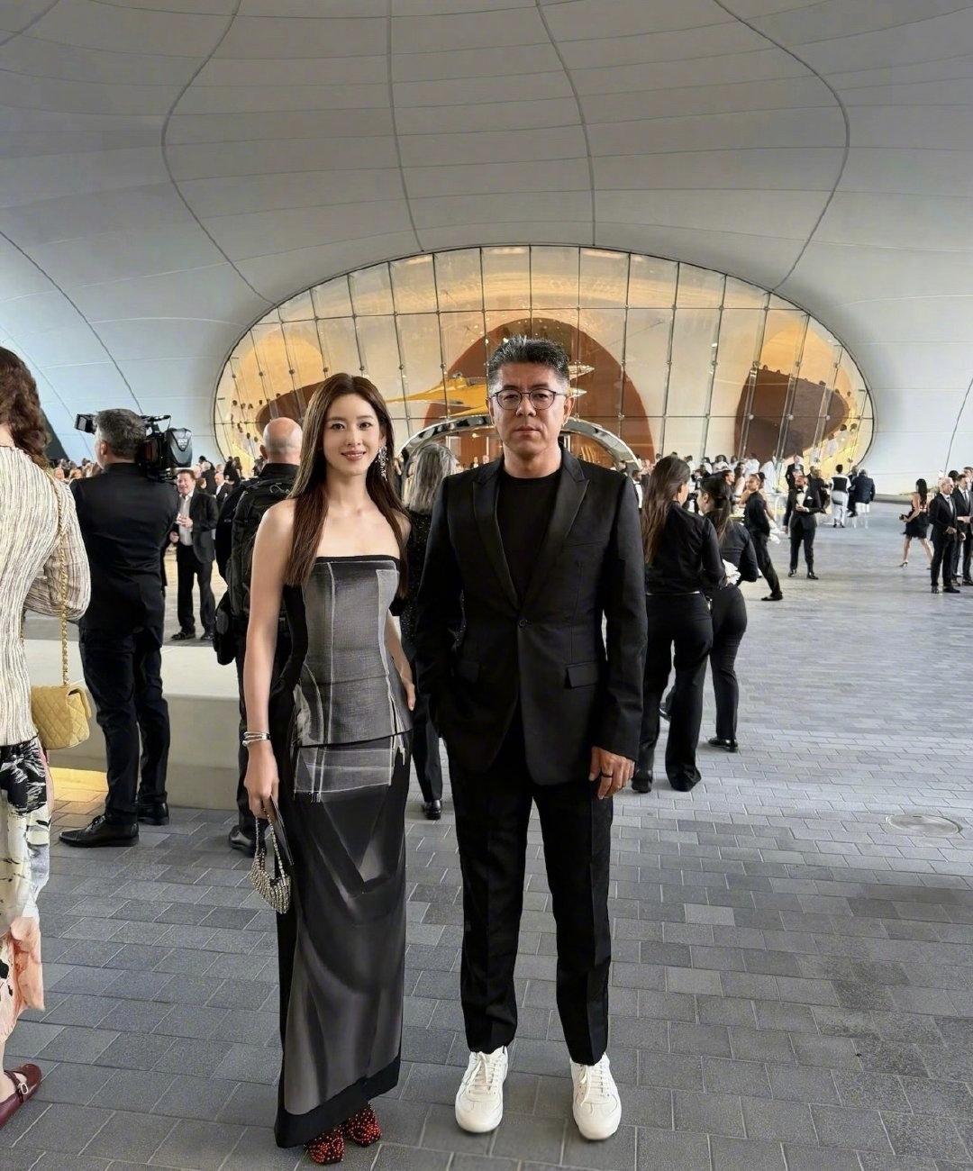 33岁“奶茶妹妹”章泽天现身美国参加博物馆开展活动，她穿着一条灰色长裙，昂贵珠宝