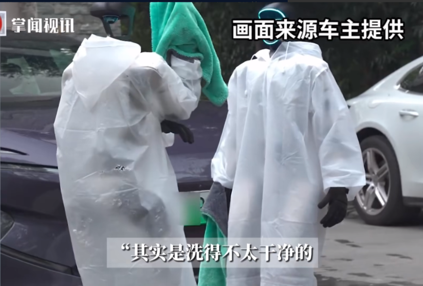 “这就是有钱任性啊！”近日，上海，一男子花几十万元购买了两个机器人，给它们穿上雨