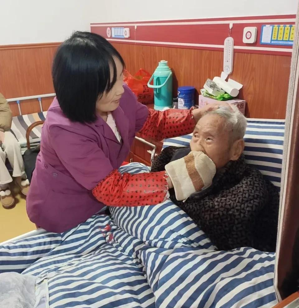 决不能让医院的免陪护，成为诈取老百性病人血汗钱的霸王条款。作为医院即将推出的病