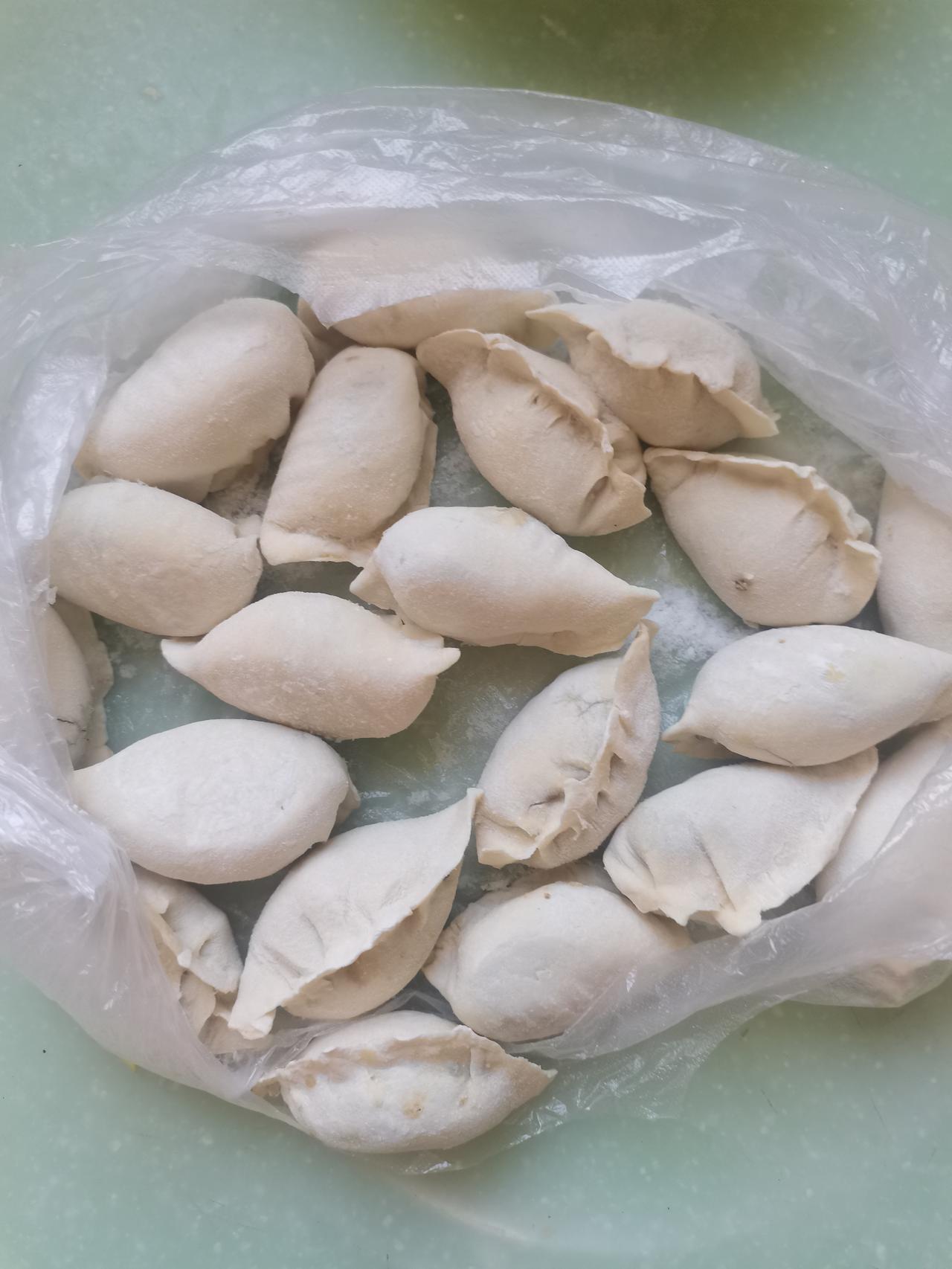 包子饺子杂酱面，肉馅三鲜夹肉饼。吃喝玩乐一条龙，轮回四季风情梦。