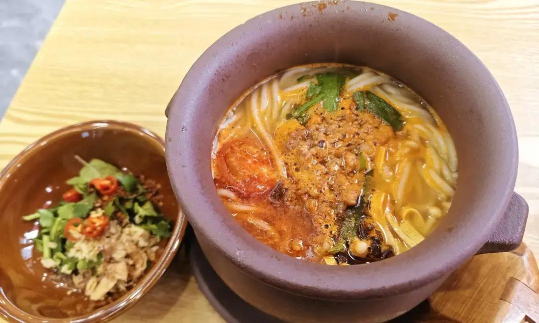 刚刷到个帖子，说有人半夜在小区电梯里贴小广告，被监控拍到后业主群炸了。视频里