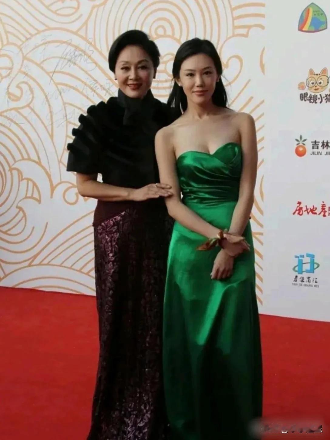 王姬这个女儿太漂亮了，皮肤也太好了，又白又嫩，像牛奶一样。