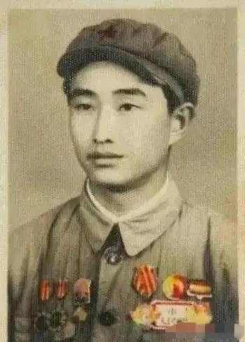 1943年，日军空袭时，八路军小战士宋岭春仰面躲在草丛里，看着距离不到100米的