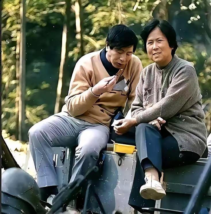 王铎：杨洁两口子在拍《西游记》时，一起吃饭的样子。