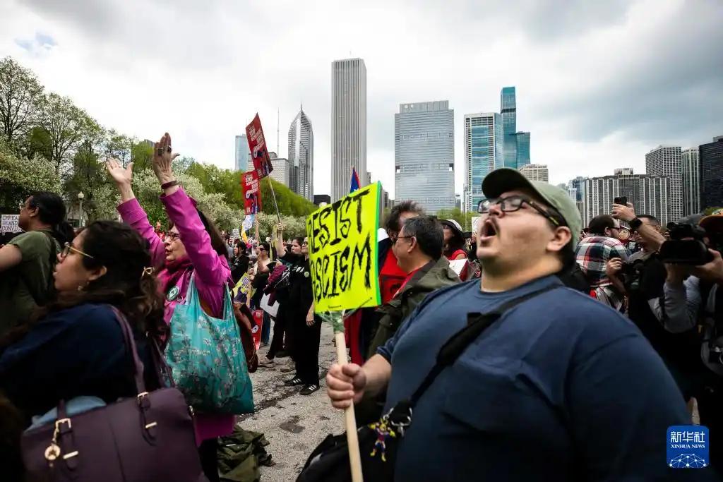 必须支持美国50个州。5月1日，美国50个州集体揭竿而起，反对特朗普。多个城