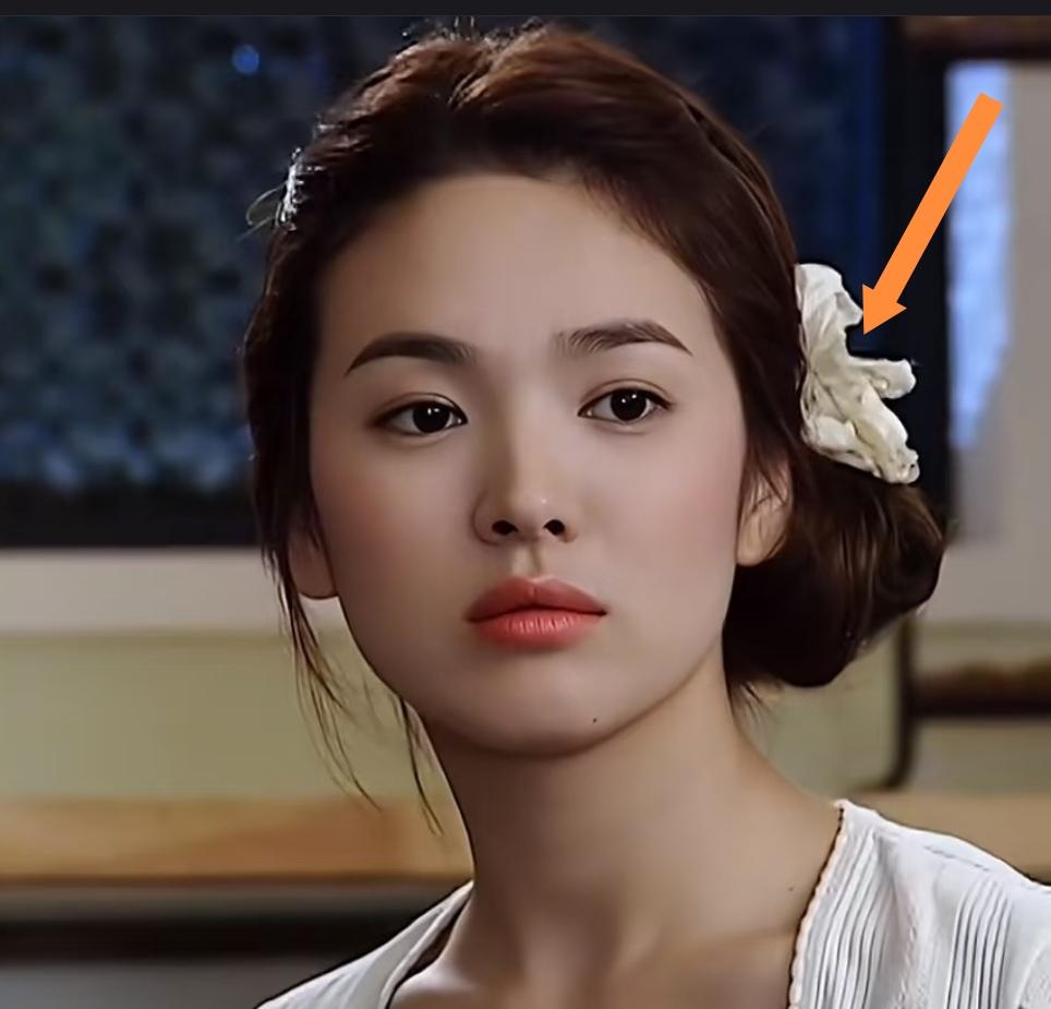 头戴大朵白花的女星，为何婚姻多坎坷？