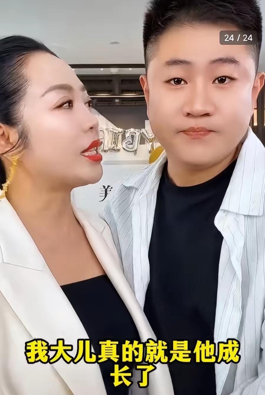 王亮亲妈虽然没有亲爹有钱有名气，但王亮亲妈挣的钱都会毫无保留的给王亮。亲爹的钱虽