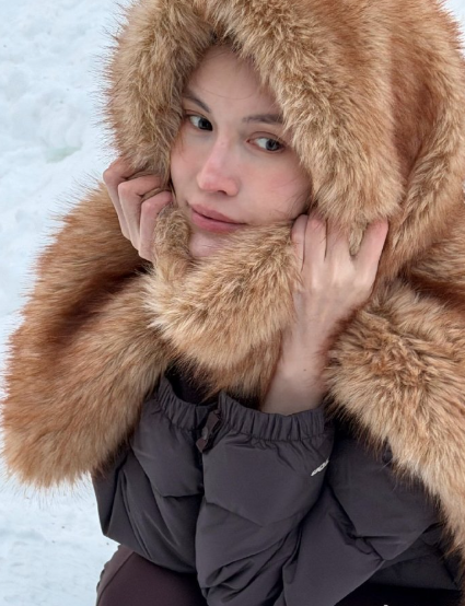 何穗这组冬日随拍也太绝了吧！五官精致又大气，皮肤状态好到发光，笑起来的样子自然又