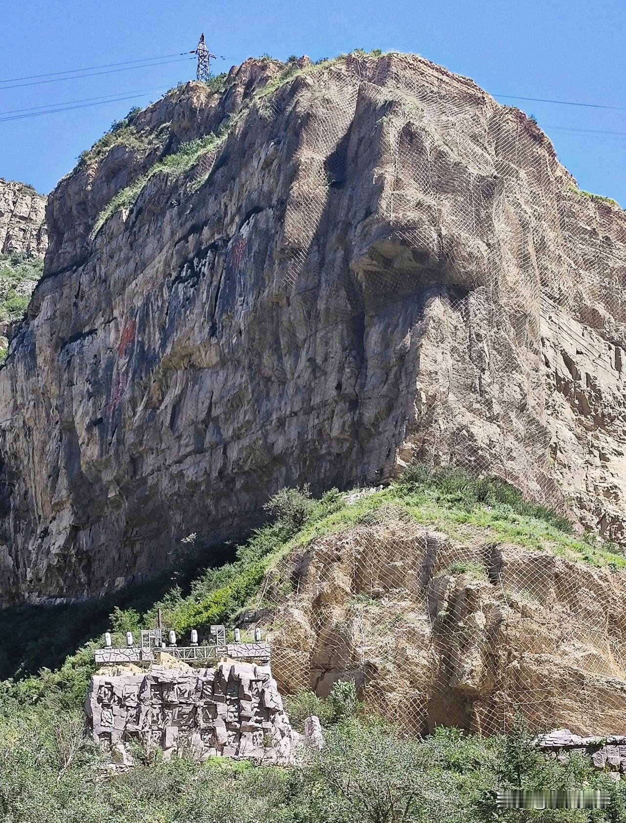 北岳恒山是中华五岳之一，位于山西浑源县城南。此山共108峰，最高峰海拔2016米