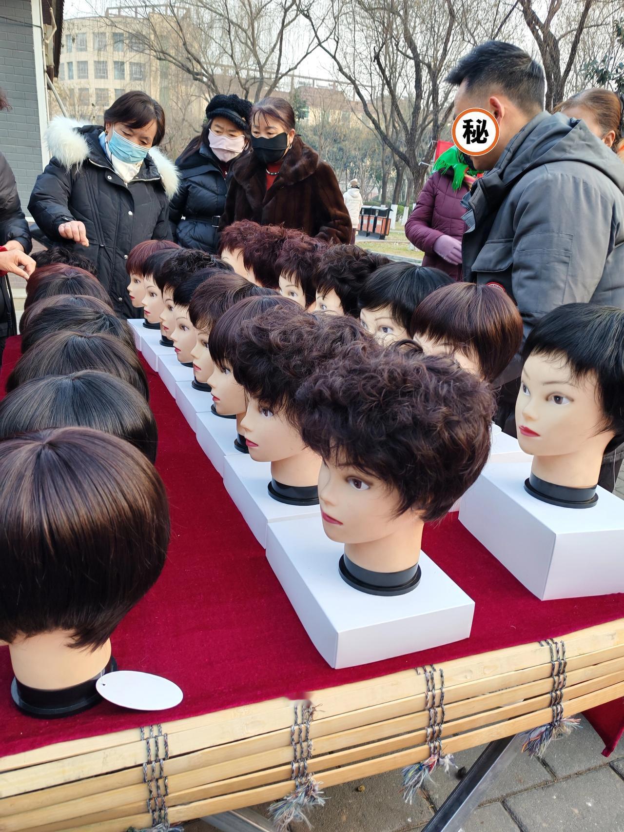 这是个营销牛人1月22日，今天我路过西安的一处早市，看到一个卖假发的小摊，观察