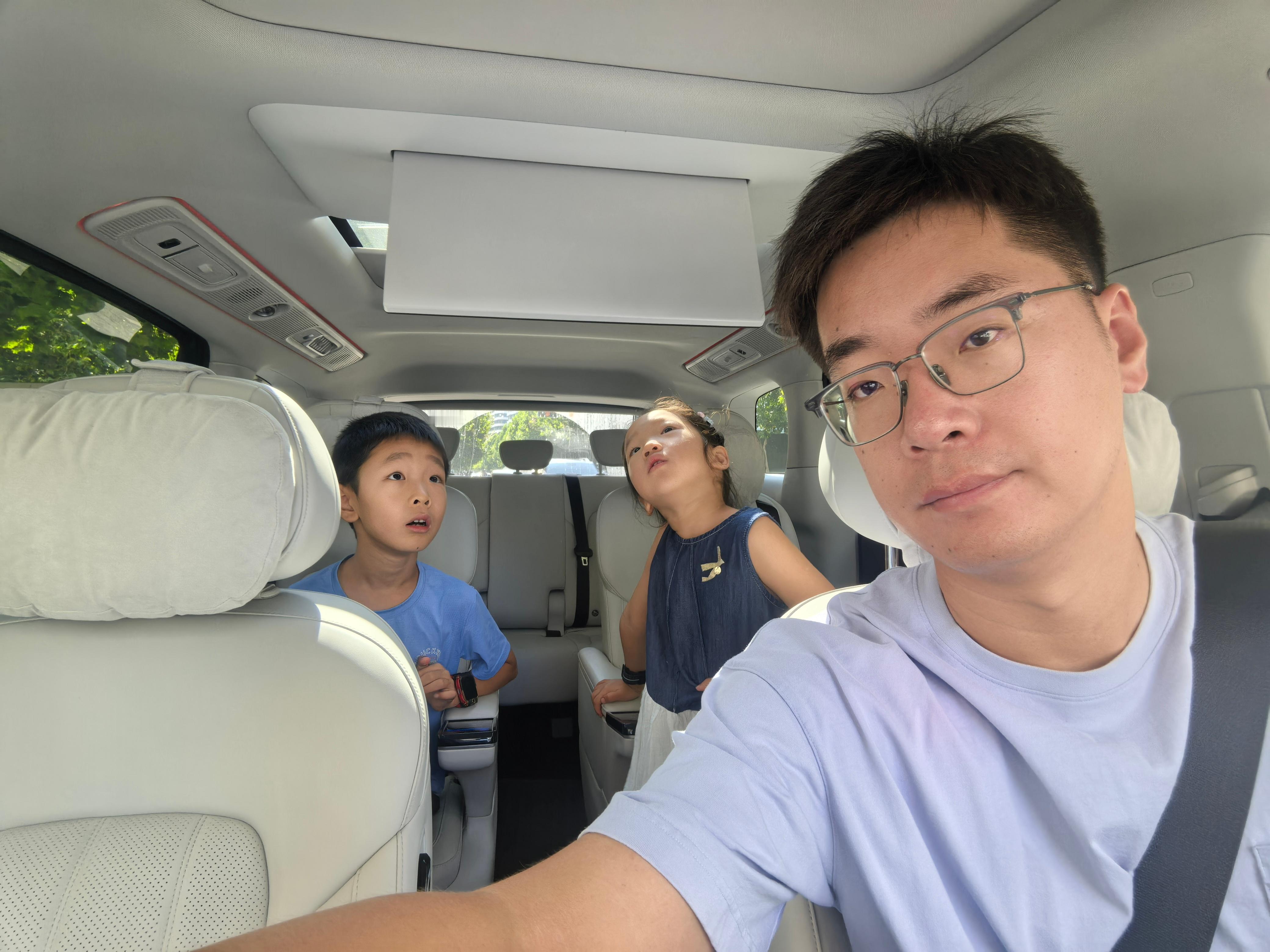 下午要出门打工这会儿抓紧时间带他俩出门玩会儿有责任感的男人真帅啊[捂脸哭][捂脸哭]