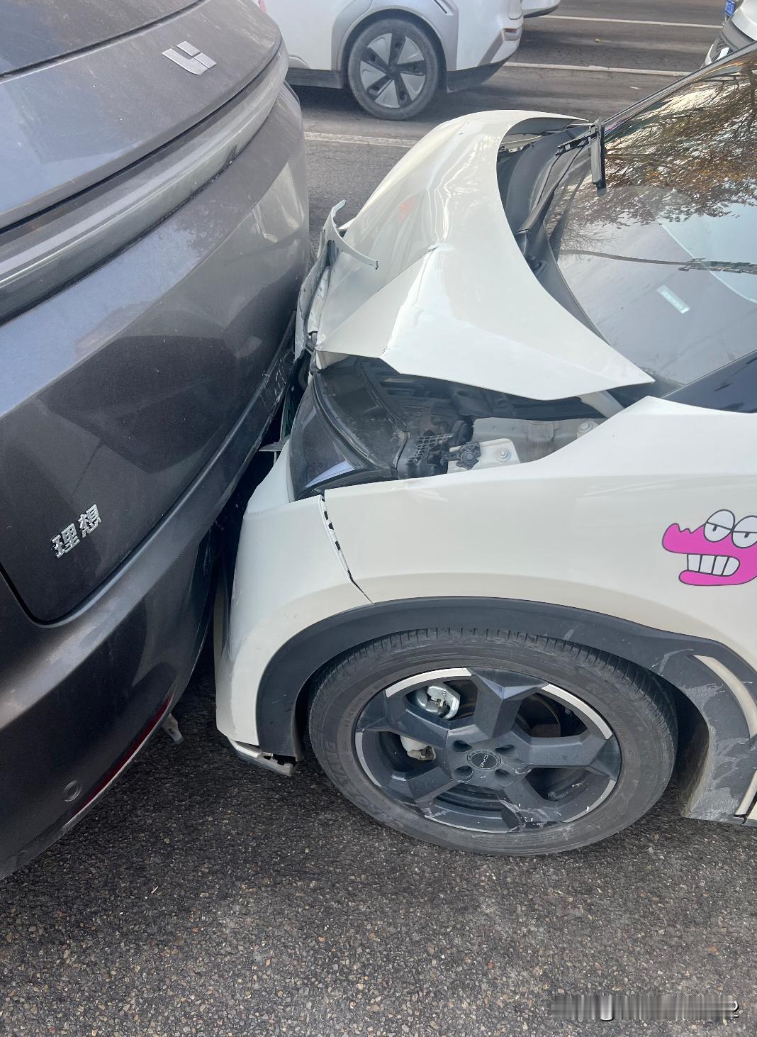 真不是说女司机不行，个别女司机是真不行。起因是在一个红绿灯路口，路面略湿滑，理