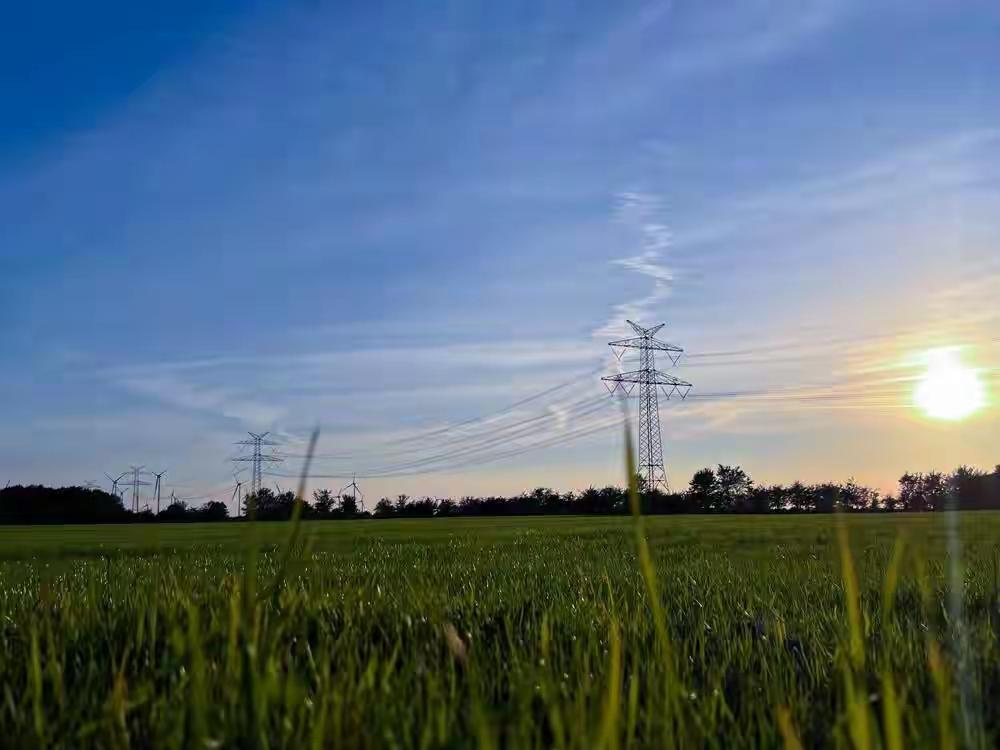 甘肃张掖，男子热心给村民帮忙料理丧事，在道士在指挥下，他不慎触电身亡。村民和道士