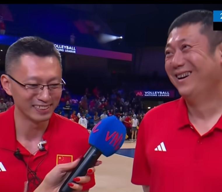 赵勇教练终于笑了，咧着嘴笑得格外开心，打完美国女排赛后接受采访时，终于露出了开心