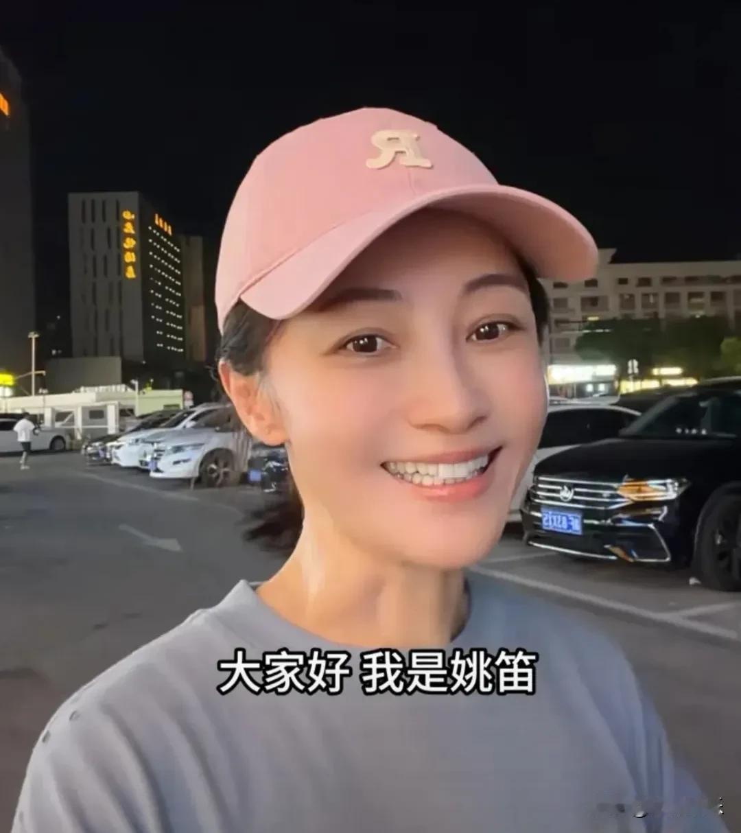 44岁姚笛，回老家深夜喝酒撸串！7月31日，许久没公开动态的姚笛在社交平台发
