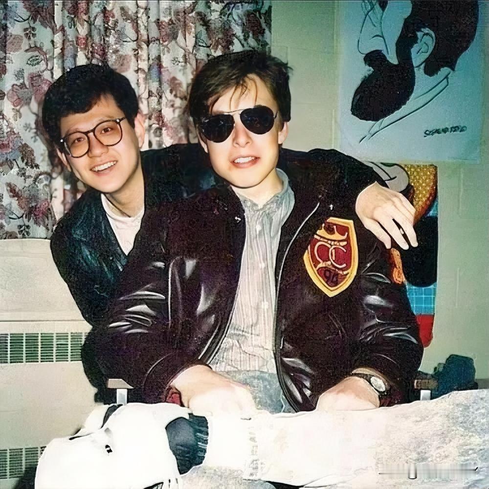 1990年，18岁的马斯克与他的室友在宿舍的合影旧照。马斯克17岁那年勇闯天涯跑