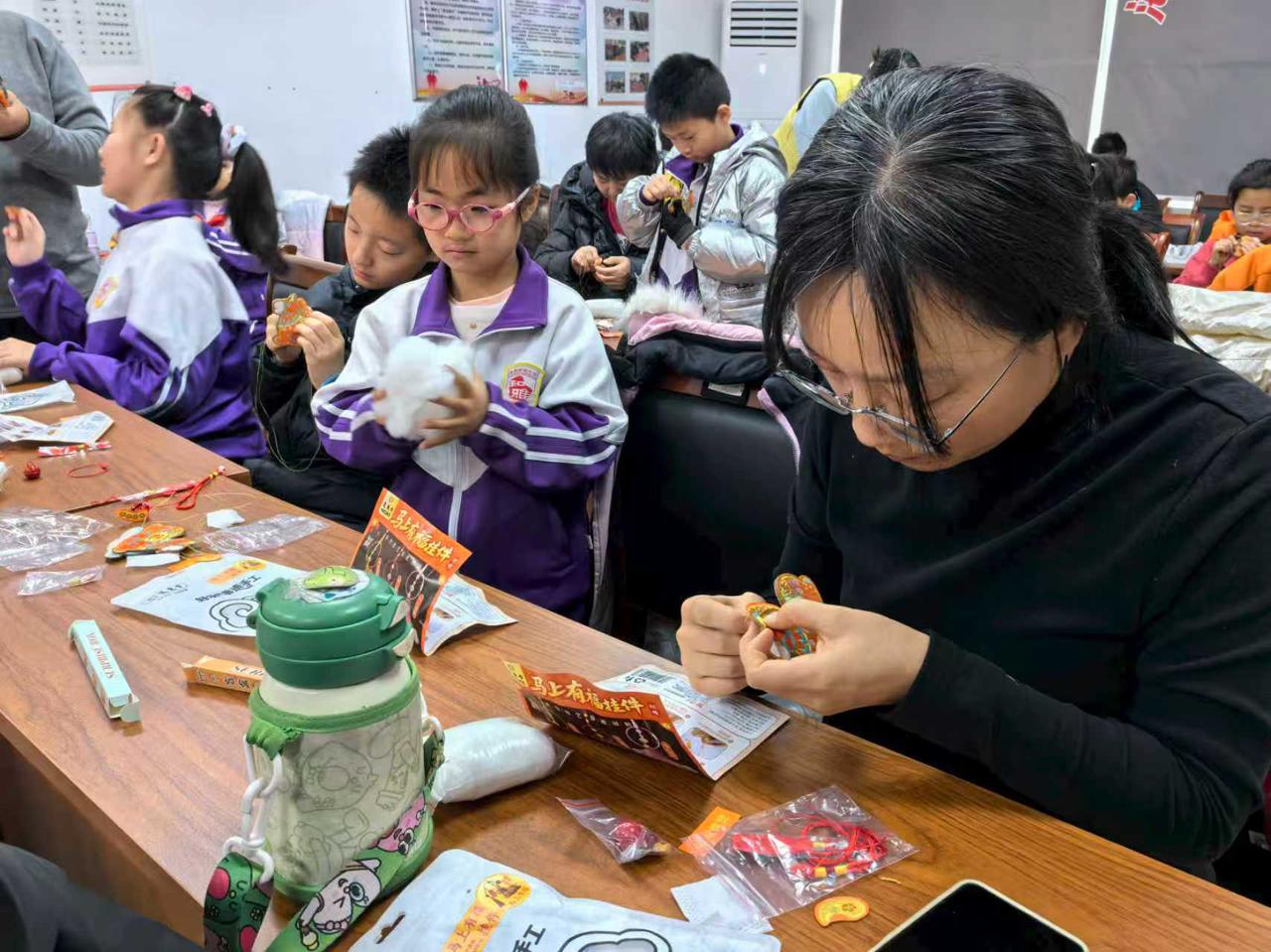 海滨街道诚信社区冬令营：安全知识+手工香囊，趣味假日乐享亲子时光