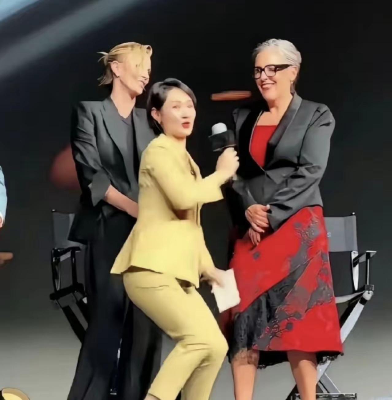 改革开放后，出现了一个词，叫“洋气”，意思是洋人就代表高贵，洋人的东西就是时尚、