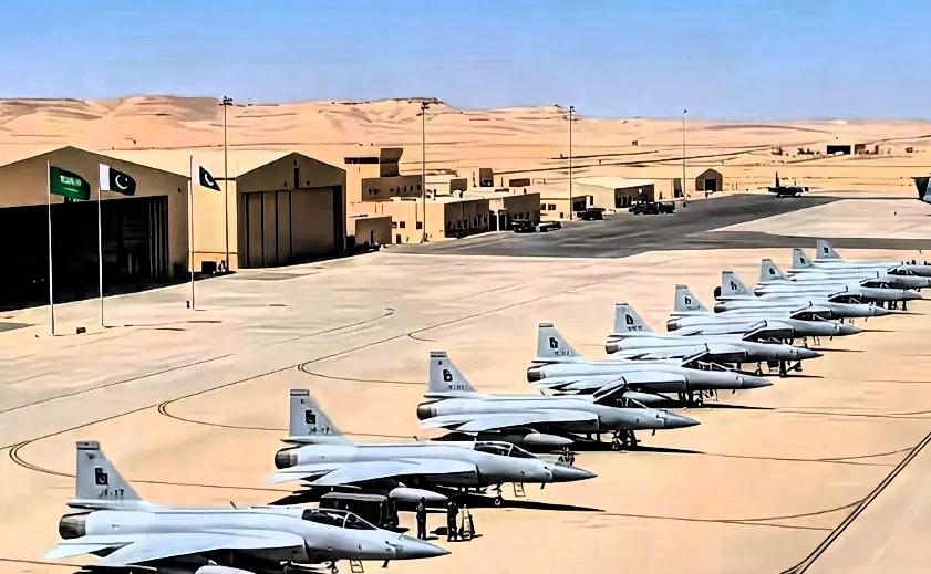 4月12日，巴基斯坦与伊朗正式启用过境走廊，货物运输畅通无阻。该过境走廊连接两国