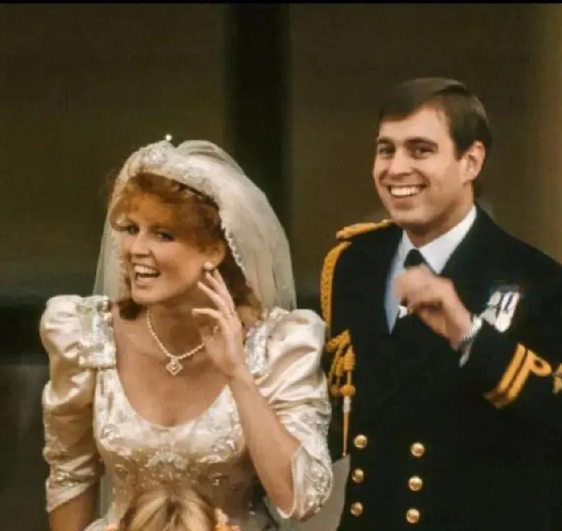 这安德鲁王子何止是不靠谱，简直是没底线，白瞎了那张脸。他不但跟恶魔爱波斯坦藕断