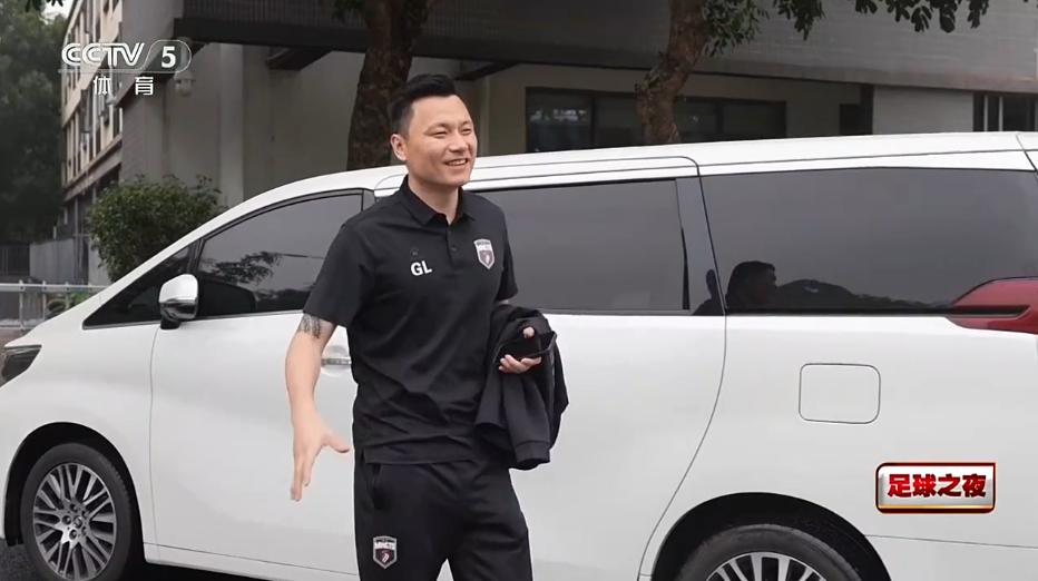 当问郜林现在的工资收入和以前差距大的时候，郜林哈哈大笑，称工资都交油费、高速费了