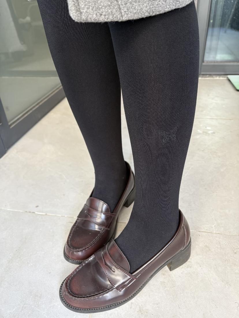 穿了将近一个冬天的打底裤，刚发现脚踝处竟然刺绣有一个可爱的小蝴蝶……裤袜黑裤袜