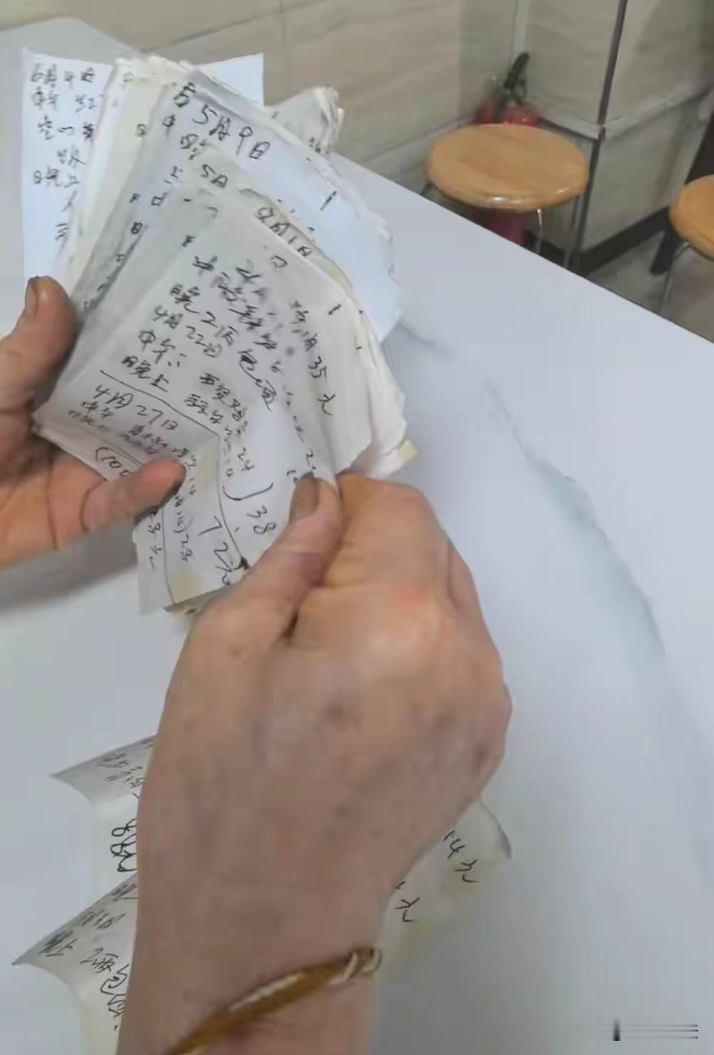 四川达州，男子在小饭馆吃饭，赊了5个月账，共7000元，不仅不给钱，还拉黑老板娘