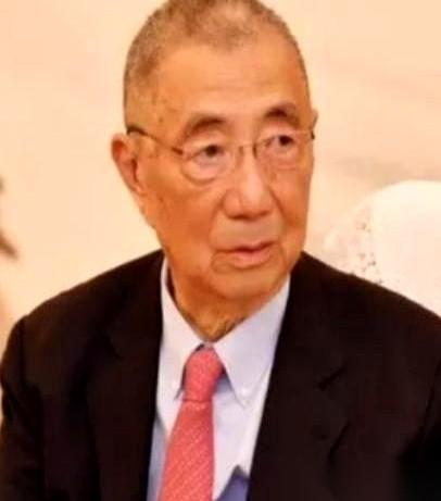 “你不能用中文演讲！”你敢信吗？这话，是在诺贝尔奖颁奖典礼上，对着一个刚刚站上