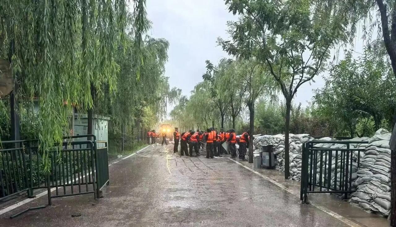 加油，密云，为了群众的安全，战士们忙一晚上了啊！太辛苦了！