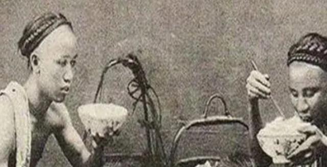 1953年，李鸿章的孙子李子嘉，身着破烂衣服，踉跄着走到一个湖边，纵身一跃跳了进