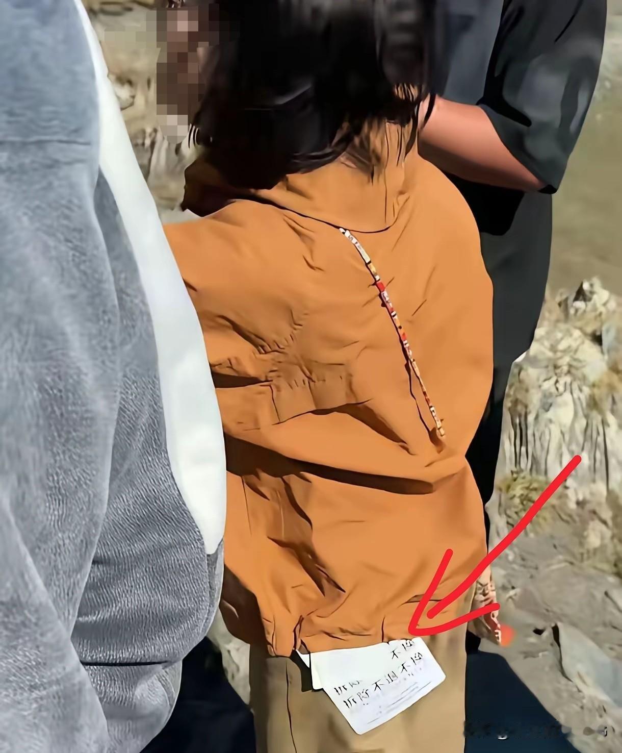 很好奇，这些不摘服装吊牌的小姐姐们会以什么借口退货…[捂脸哭]你要说她们对衣服质