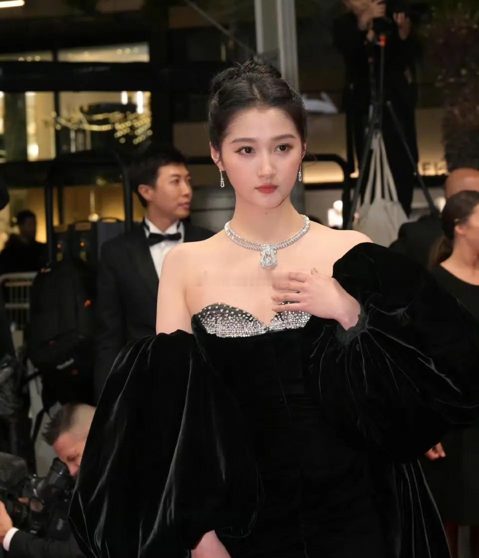 关晓彤的体面，在这场风波里看得真切。司晓迪紧咬鹿晗不放时，她始终一言不发，没给对