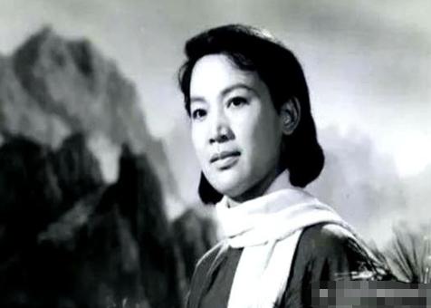 1949年，往渣滓洞押解朱世君的半道上，特务李朝成偷偷把镣铐给解开了。瞅着前头那