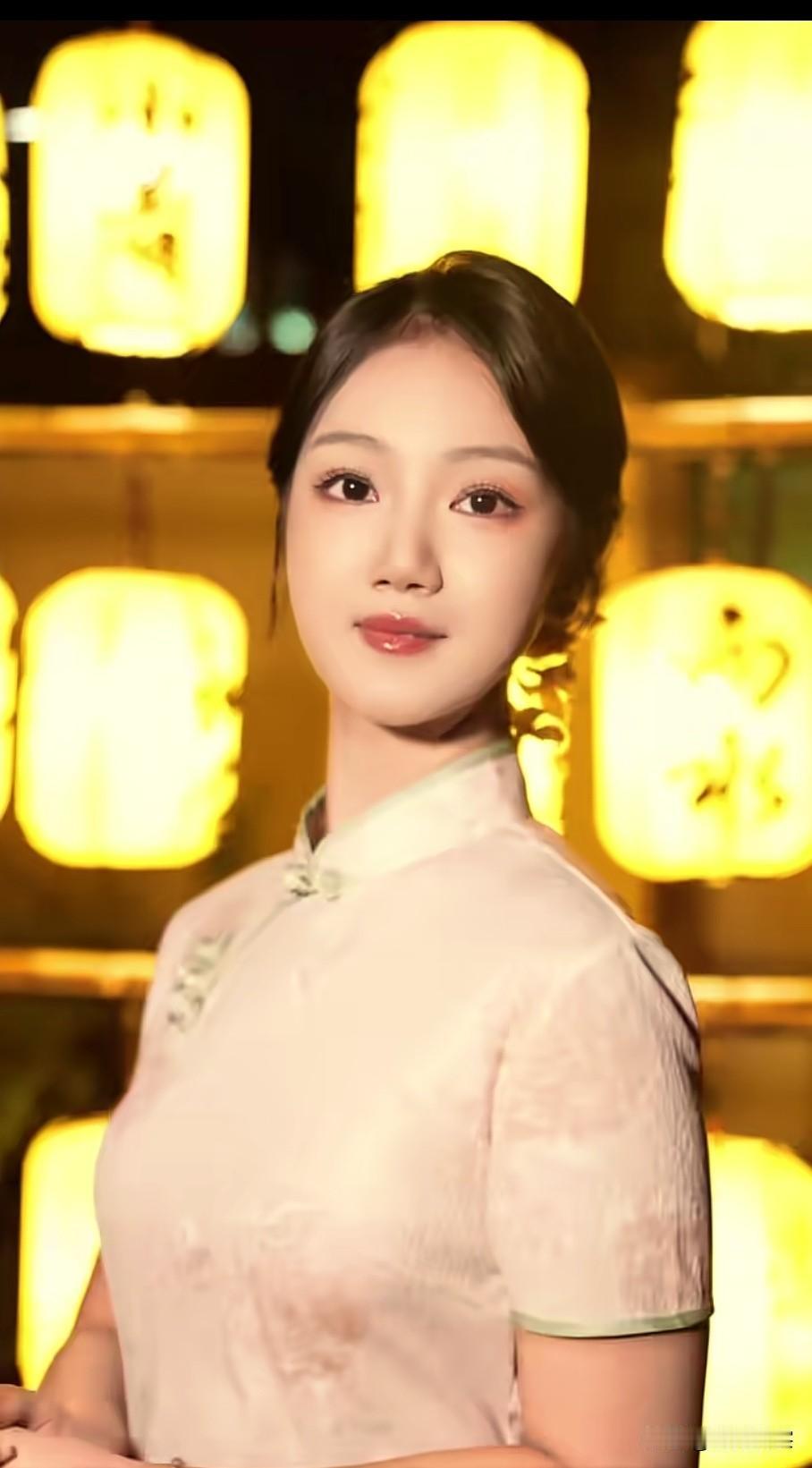 旗袍佳人，灯影如梦。