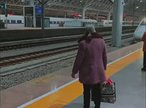 【坐高铁为啥不能开窗？】坐高铁时，你会发现车窗是完全封死的，既不能打开，也没有传