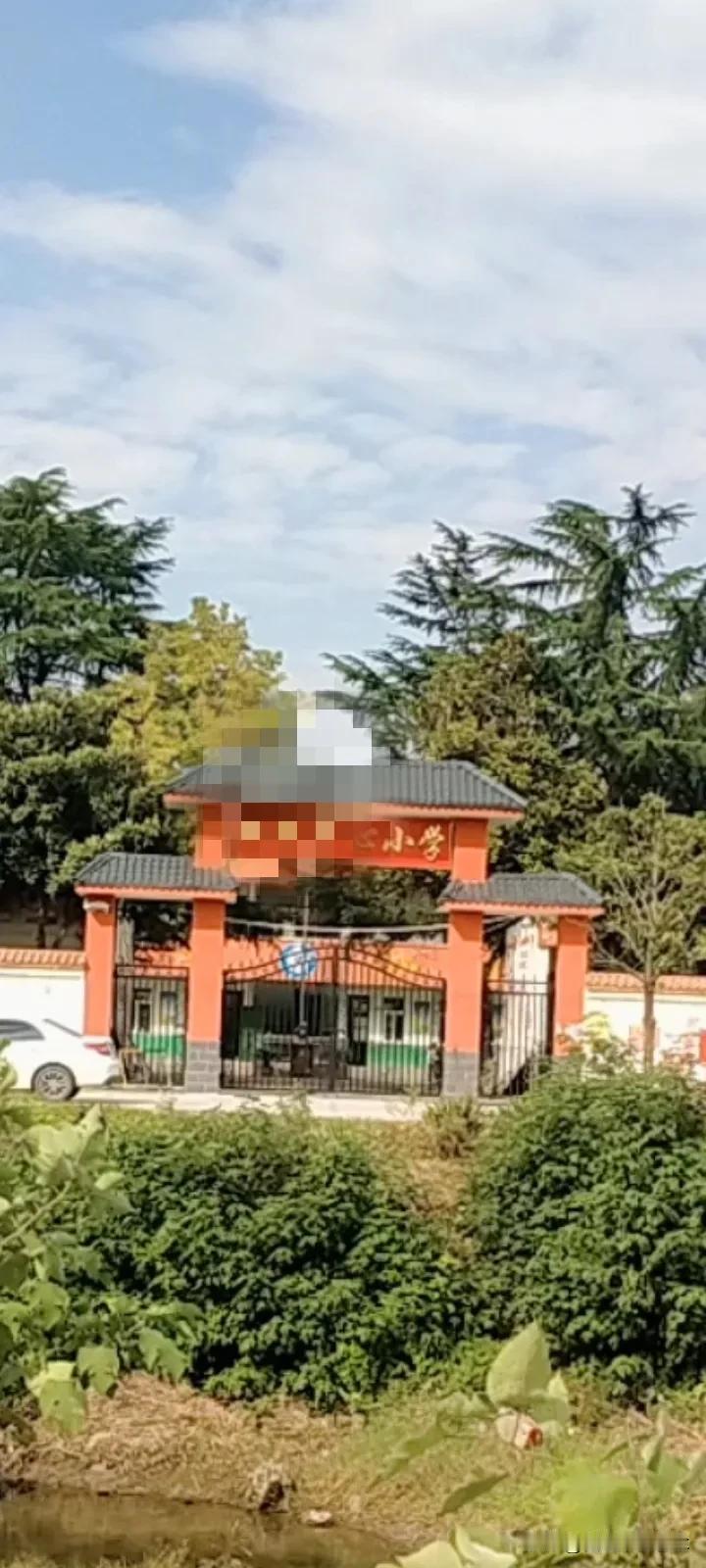 左邻右舍有三个男孩，他们每日都在一起玩耍，是同班同学，上学时也总是形影不离，都出