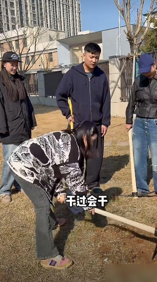 那个在《变形计》里靠“变形”改命的农村女孩，如今被她的城市哥哥说“基因里就该刨地”。李勒优大学毕业，