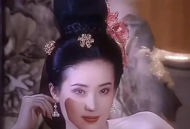 第一次认识到她，就是在这部剧里。她让我知道了什么是妩媚，眼神勾人心魂，体态丰腴