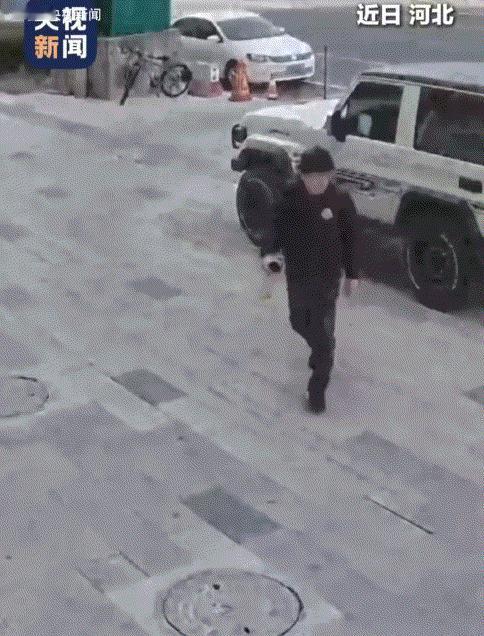 猝不及防，河北保定，一男子和妻子从银行取出的4万元现金揣怀里，不料夫妻俩回去途中