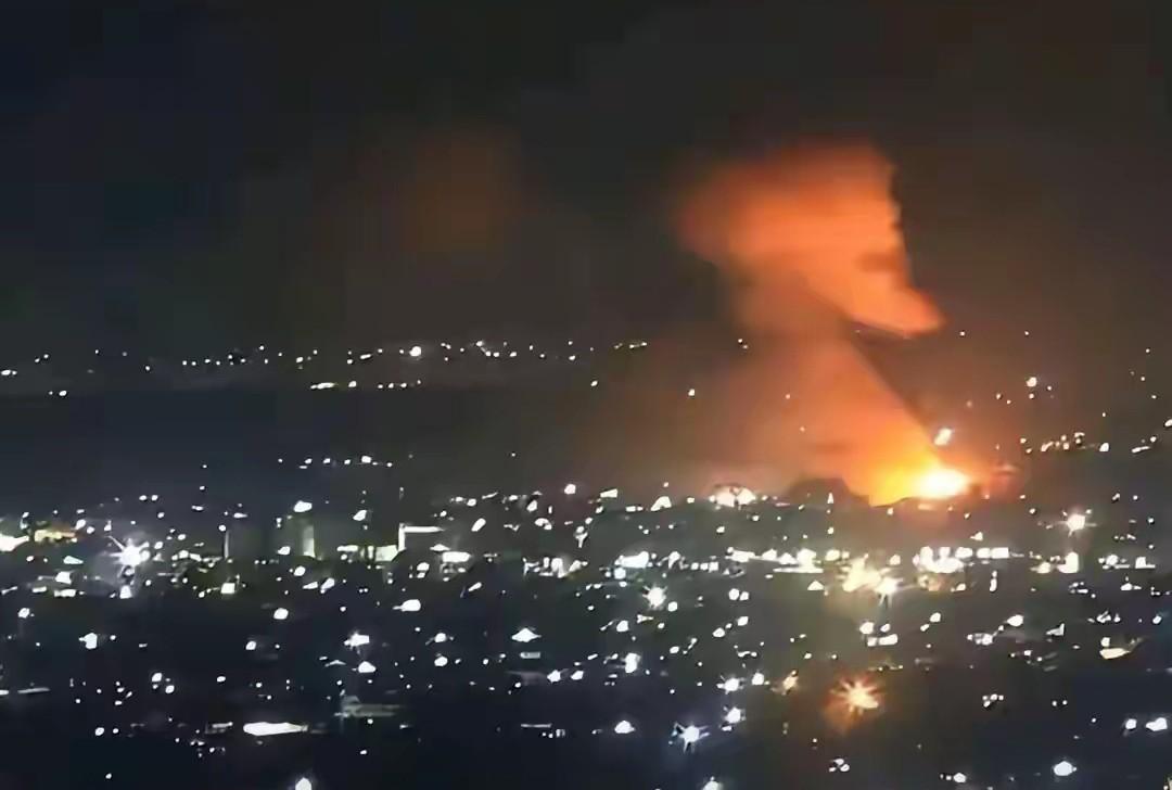 第21波打击！伊朗通报全球，美军航母被炸？特朗普开始急了当地时间3月5日，伊朗