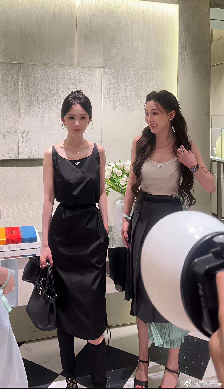 杨幂就是这么权威，脸就是小到任何人往她旁边站都会有压力
