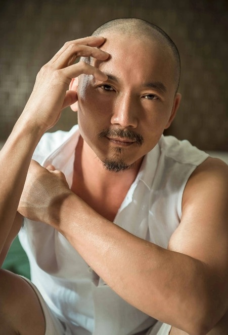 一次采访中记者问邹兆龙，你和成龙，李连杰，甄子丹谁的功夫好，邹兆龙笑着说：我银行