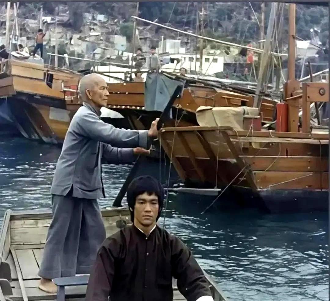 李小龙藏了50年的彩蛋，被AI扒出来了！《龙争虎斗》4K修复版，开场那个撑船