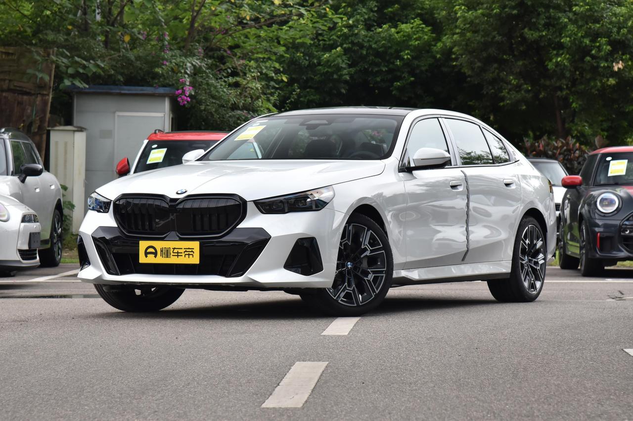 现款宝马5系新车太丑，一位大哥卖掉了一台嘎嘎新的宝马5系，今年6月才上牌的宝马5